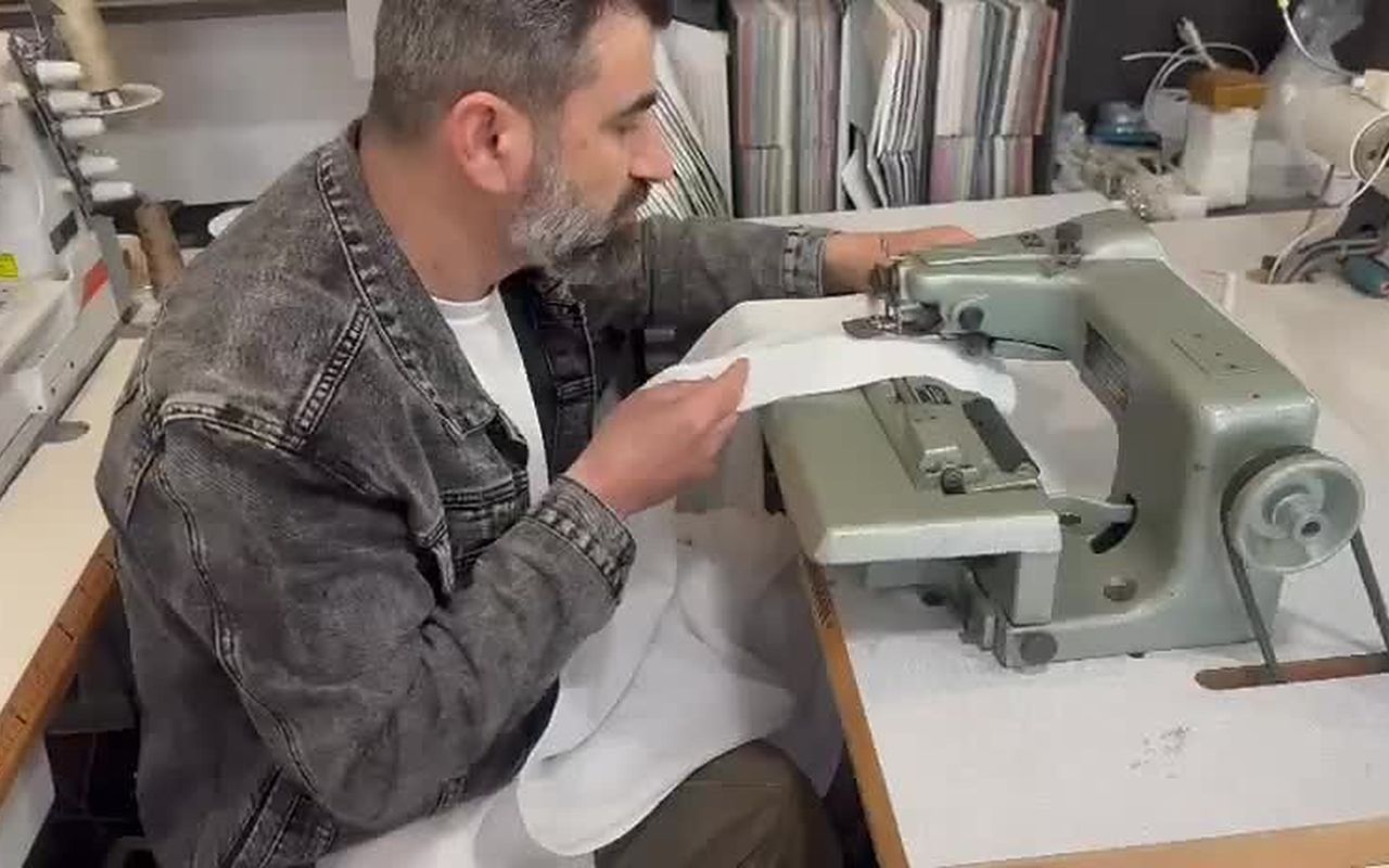 Noor achter de naaimachine